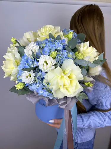 На фото №2 Голубая композиция с гортензией и розами 