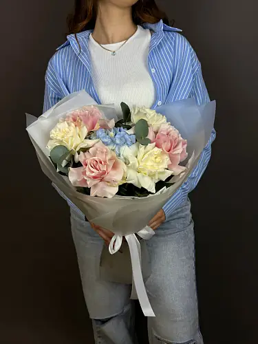 На фото №5 Нежный букет с розами и гортензией