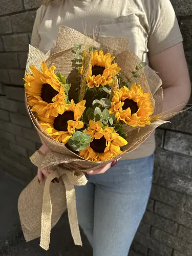 Букет живых цветов из 5 подсолнухов
