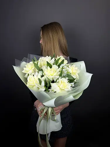 На фото №8 Букет из роз и альстромерии