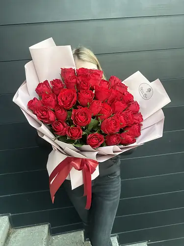 На фото №2 Авторская композиция из 35 красных роз