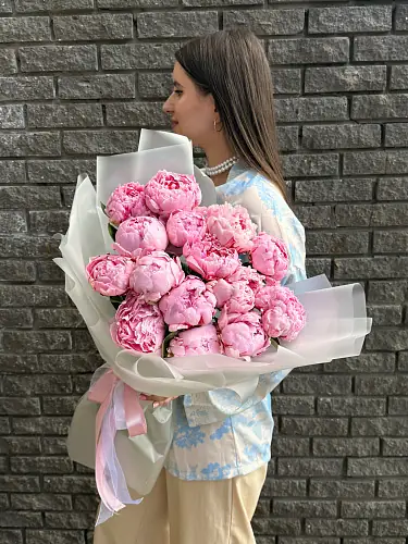 На фото №5 15 Пионов в стильной упаковке 