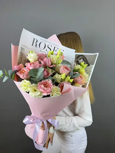 На фото №5 Букет нежных живых цветов из кустовых роз и эустомы в дизайнерской упаковке