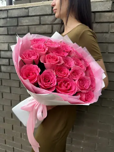 На фото №3 25 Розовых роз в дизайнерской упаковке