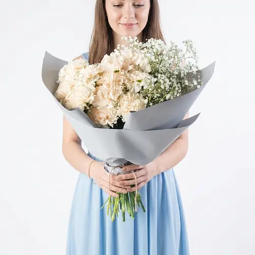 15 Белых Гвоздик и Гипсофила