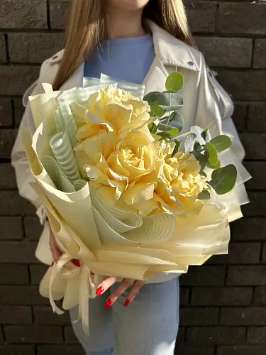 На фото №6 Букет живых роз из 3 роз с эвкалиптом в дизайнерской упаковке