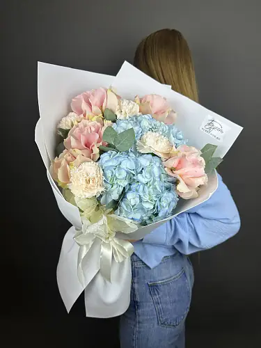 На фото №3 Розы и голубая гортензия