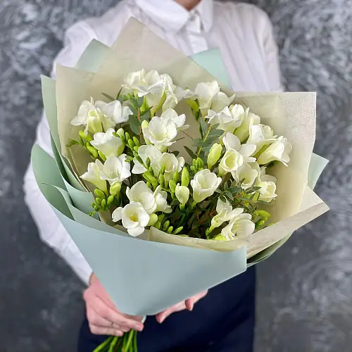 На фото №3 Фрезия и эвкалипт