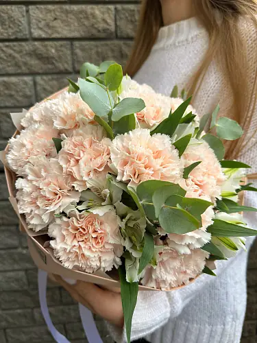 На фото №4 Композиция с гвоздикой и альстромерий 