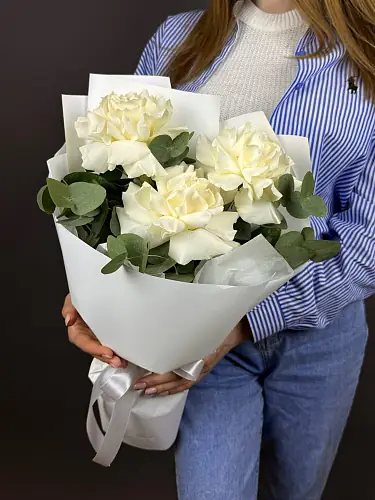 На фото №4 3 Белые розы с эвкалиптом
