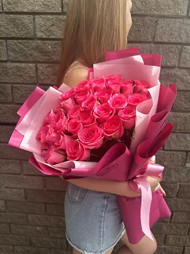 На фото №2 Букет 35 Розовых роз