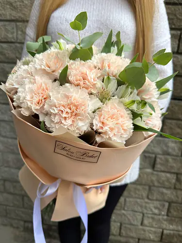 Композиция с гвоздикой и альстромерий 