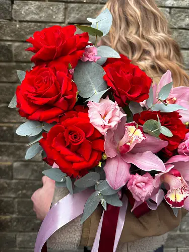 На фото №5 Композиция с розами и орхидеей 