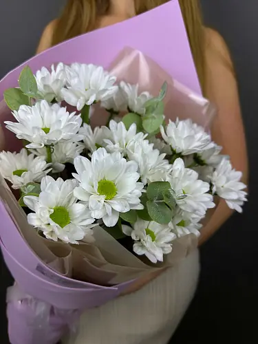 На фото №3 Букет из Кустовой хризантемы с Зеленью