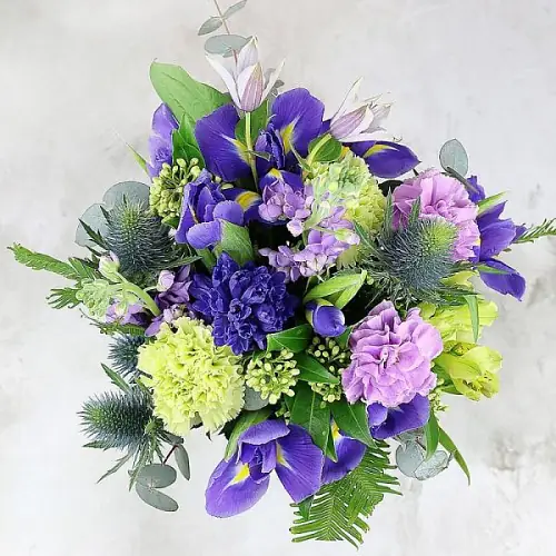Свадебный букет из ирисов и диантуса
