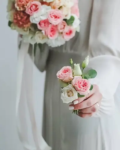 На фото №2 Букет невесты с кустовыми розами