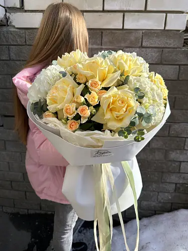 На фото №5 Букет с розами и гортензиями