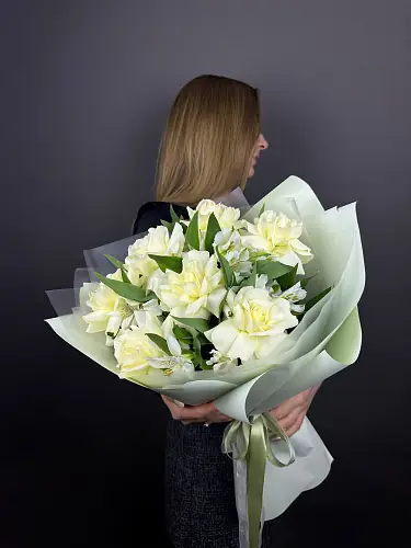 На фото №7 Розы и Альстромерии