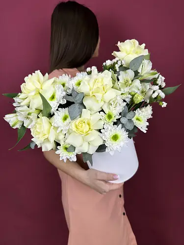 На фото №2 Композиция живых цветов с хризантемой и белыми розами