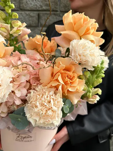 На фото №2 Композиция в коробке с гортензией и розой