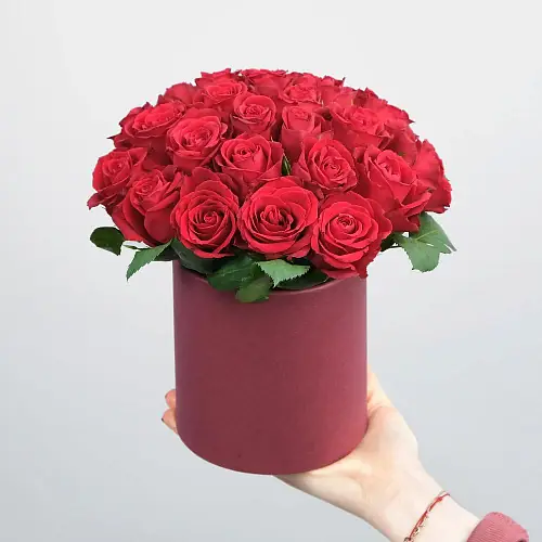 На фото №2 Коробочка с красными розами, 25 шт