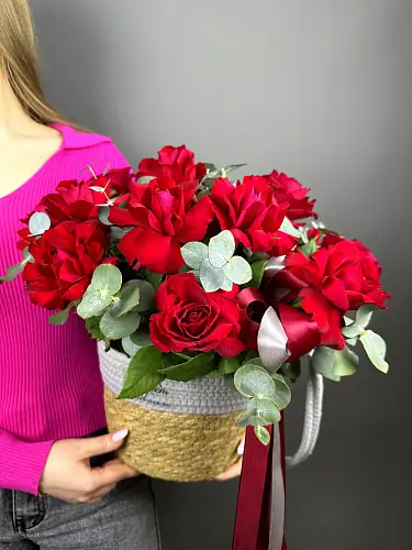 На фото №3 Композиция из 17 красных роз