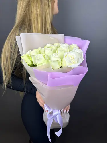 На фото №4 Букет живых цветов из 17 Белых Роз оформленный в дизайнерскую упаковку