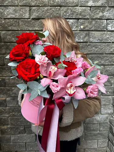 На фото №3 Композиция с розами и орхидеей