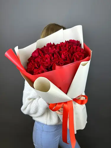 На фото №6 Букет живых цветов из 15 роз