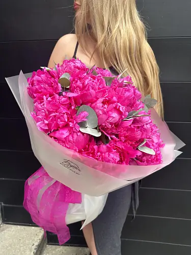 Букет из 15 малиновых пионов