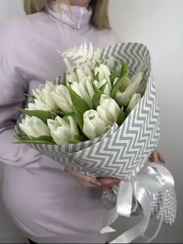 На фото №3 Букет живых цветов из 15 Белых тюльпанов