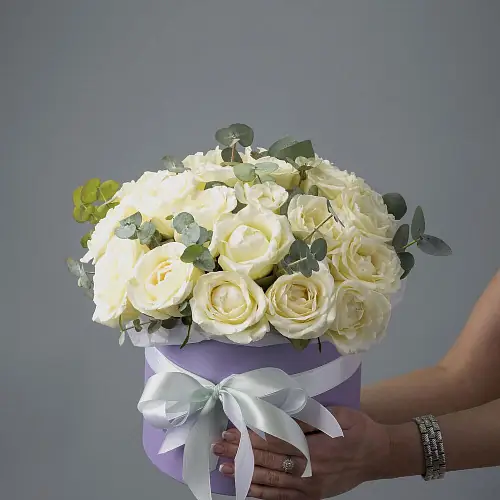 На фото №2 Белая роза в шляпной коробке