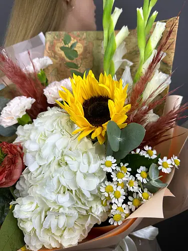 На фото №4 Букет с гортензией белой и подсолнухом