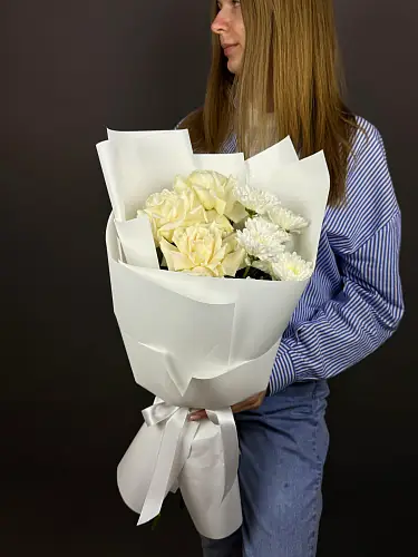 На фото №2 Нежный Букет живых цветов с кустовой хризантемой и розами в упаковке