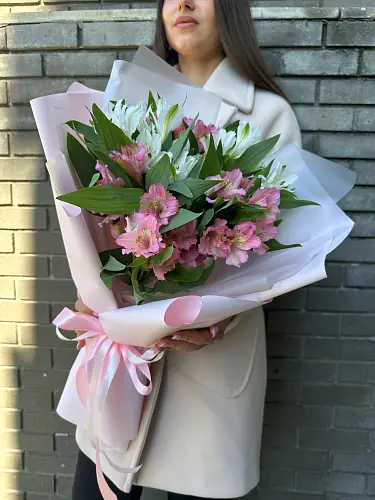 Букет живых цветов из белой и розовой альстромерии