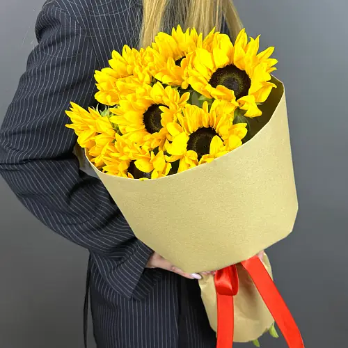 На фото №2 Букеты живых цветов "Солнечный" из подсолнухов в дизайнерской упаковке