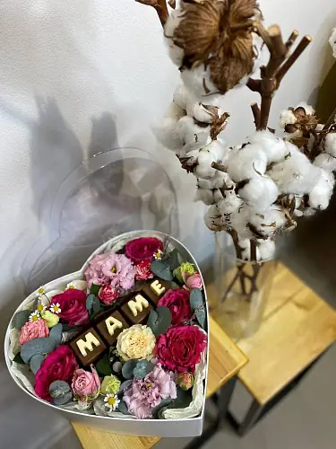 На фото №2 Коробка с цветами Маме