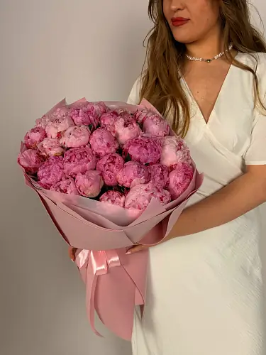 На фото №4 25 Пионов в розовой упаковке 