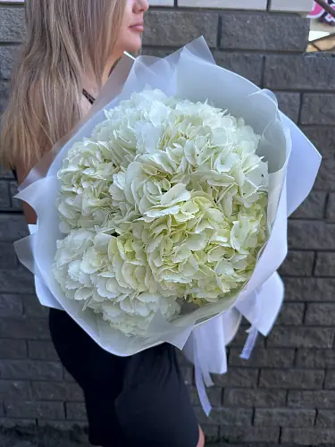 На фото №4 5 Белых гортензий в фоамиране