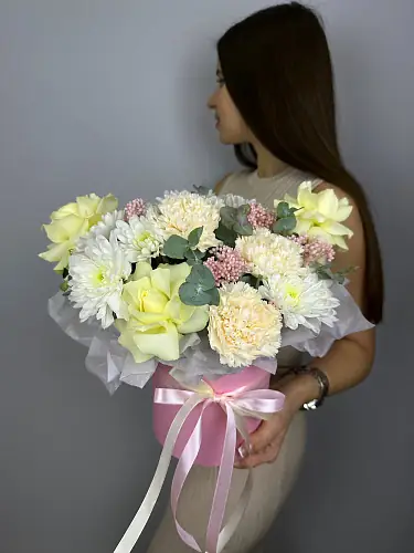 На фото №3 Композиция живых цветов с хризантемой и белой розой