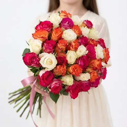 На фото №2 41 разноцветная Кенийская роза