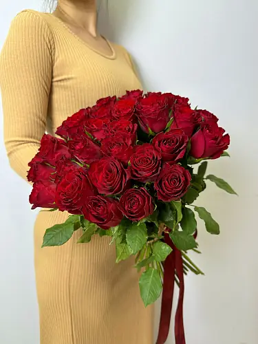 На фото №2 Букет живых цветов из 35 Красных роз