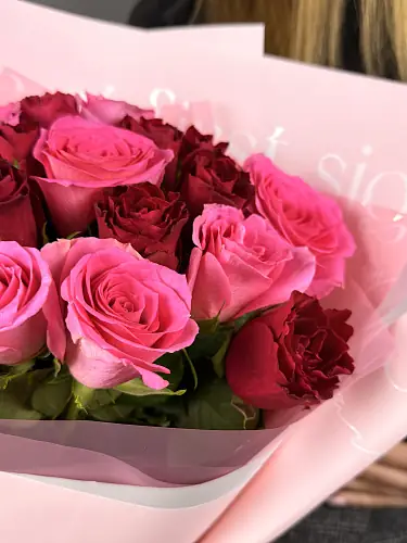 На фото №4 Букет из 21 розы в упаковке