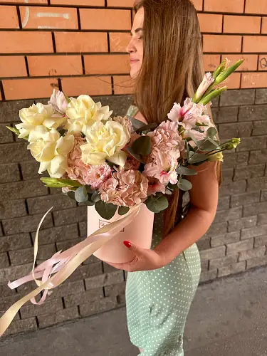 На фото №2 Коробка с розами и розовой гортензией 