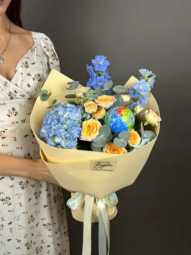 Букет с голубой гортензией и глобусом 