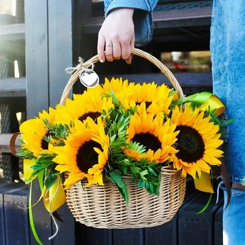 На фото №2 Корзина с подсолнухами