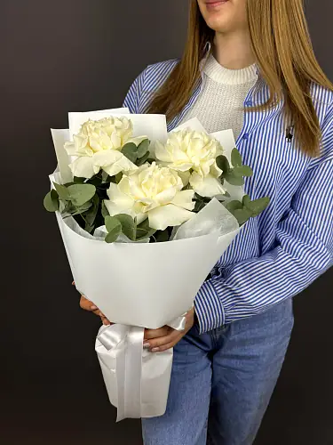 На фото №2 Нежный букет живых цветов из 3 Белых роз с эвкалиптом в дизайнерской упаковке