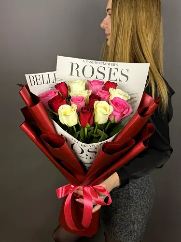 На фото №3 Букет живых цветов из 15 роз