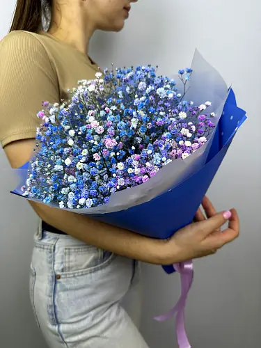 На фото №2 Радужная гипсофила в дизайнерской упаковке