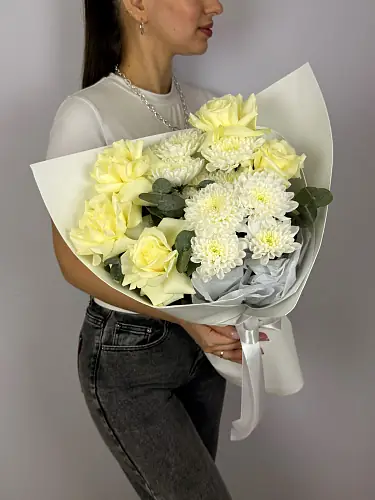 На фото №4 Авторский букет живых цветов с кустовой хризантемой и розами в упаковке